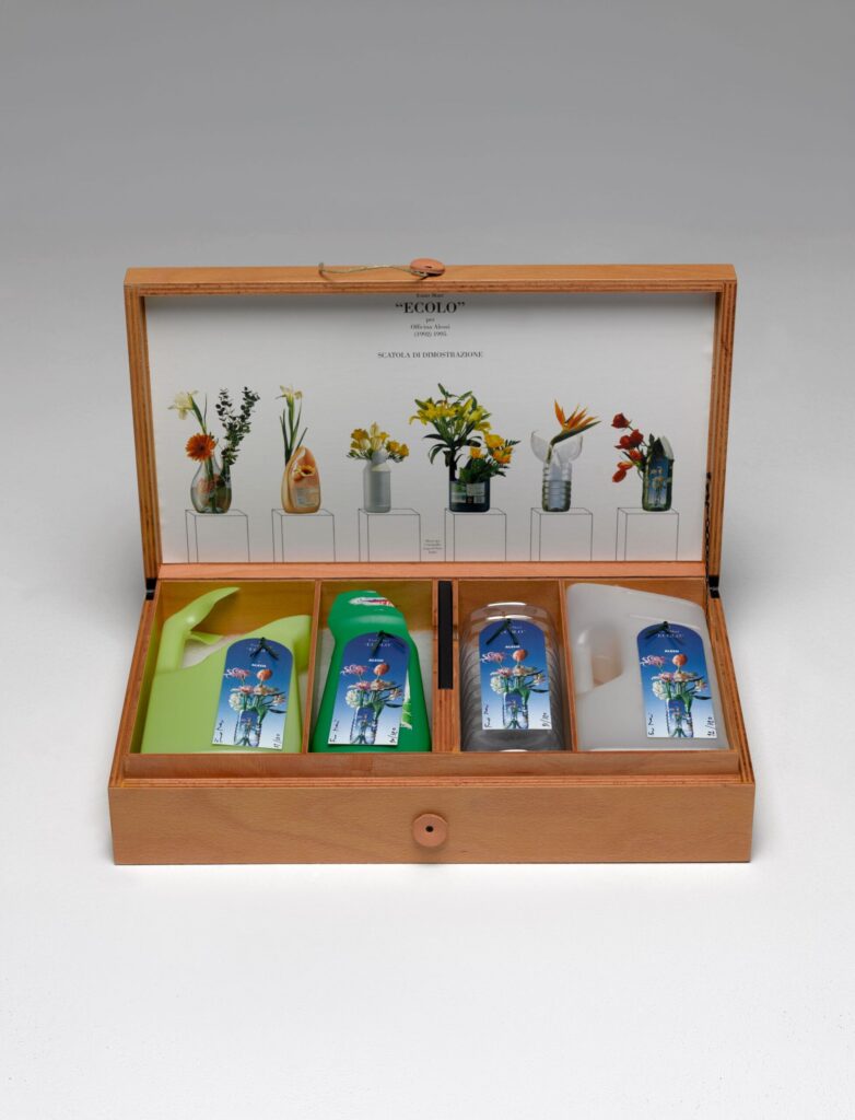 Coffret en bois contenant des vases fabriqués à partir de bouteilles en plastique