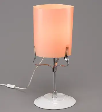 Lampe compos&eacute;e d'un socle fabriqu&eacute; &agrave; l'aide d'une assiette renvers&eacute;e, d'un pied dont partent des fourchettes d&eacute;form&eacute;es qui permettent de tenir un abat-jour de couleur orange