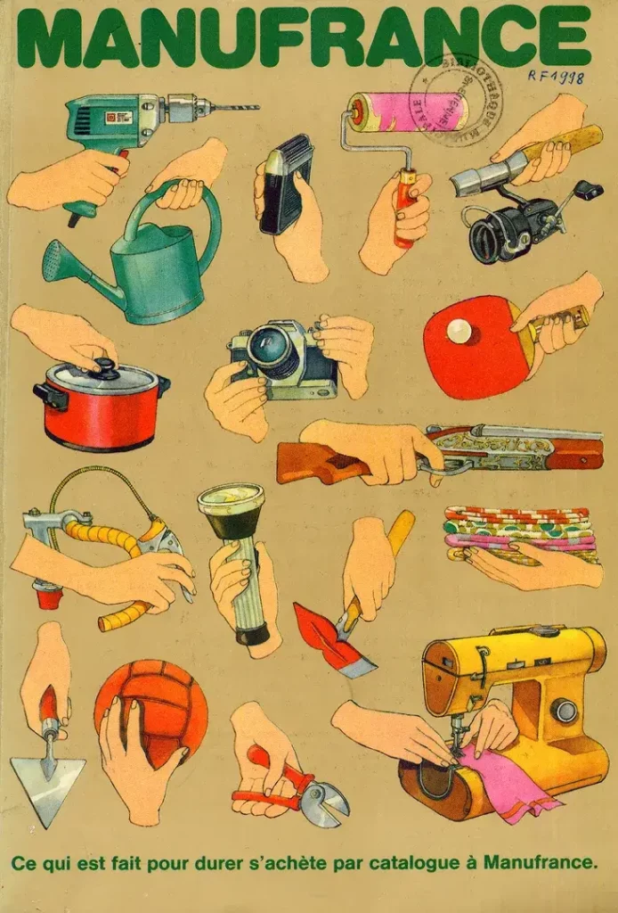 Couverture d'un catalogue de vente avec des dessins colorés de mains utilisatnt divers objets (arrosoir, appareil photo, raquette de ping-pong, lampe-torche, truelle, machine à coudre, fusil, rouleau à peinture, etc.)