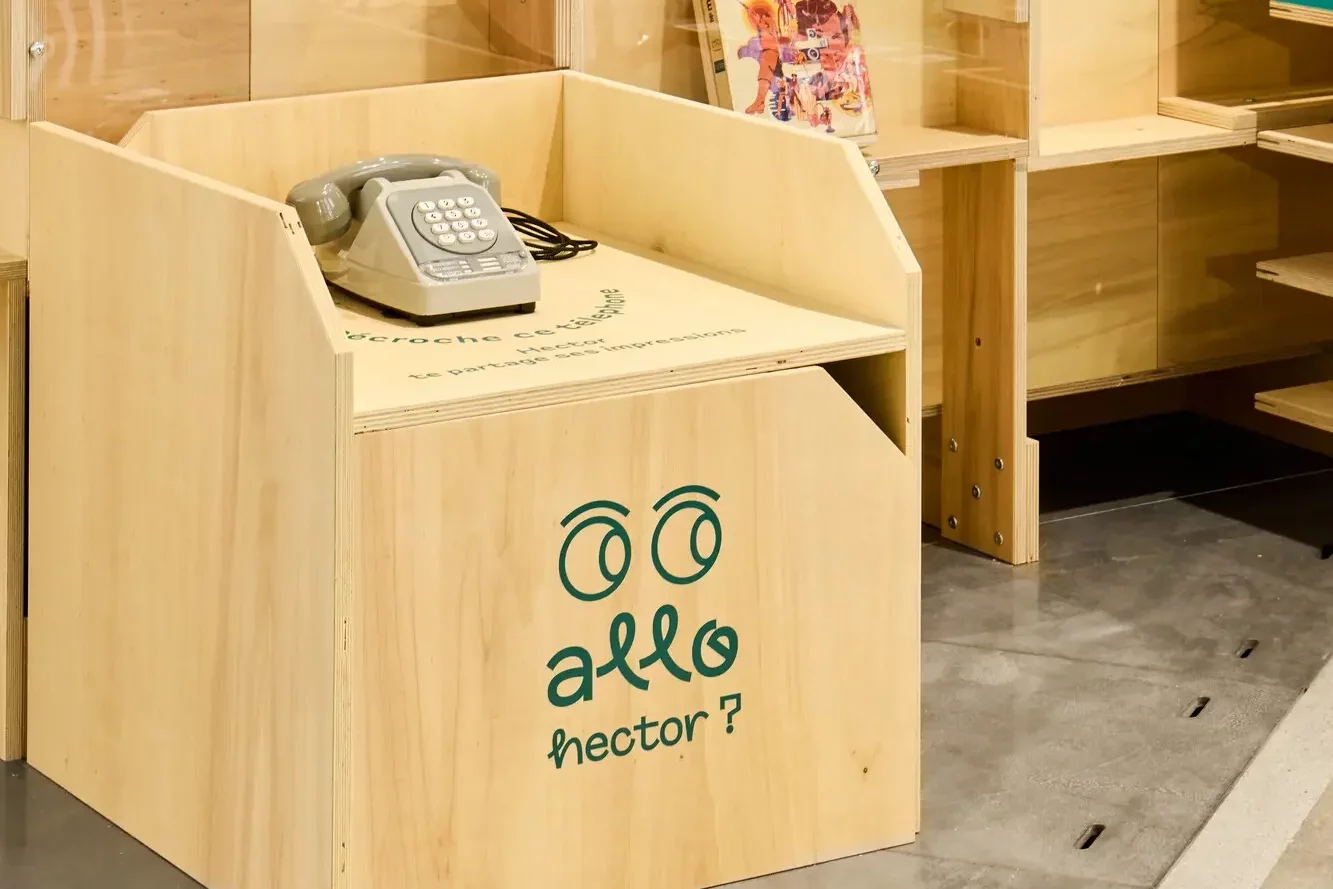 le dispositif audio « Allô Hector ? » combiné de téléphone analogiques mis à disposition pour écouter les coups de cœur des enfants parmi les pièces exposées.